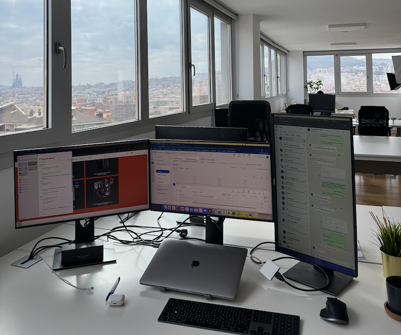 Escritorio personal de Toni Borras en la oficina de Barcelona de BORRADS