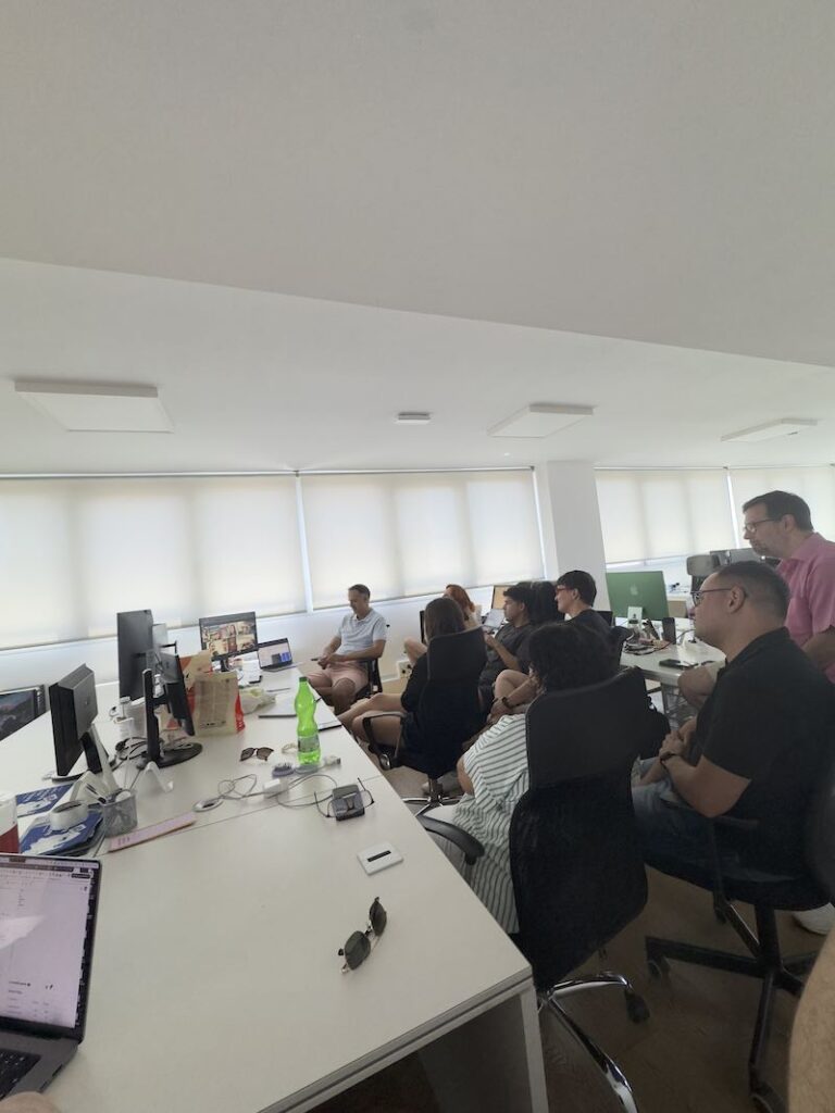 Reunión de equipo en las oficinas de BORRADS en Avinguda Meridiana 358 de Barcelona
