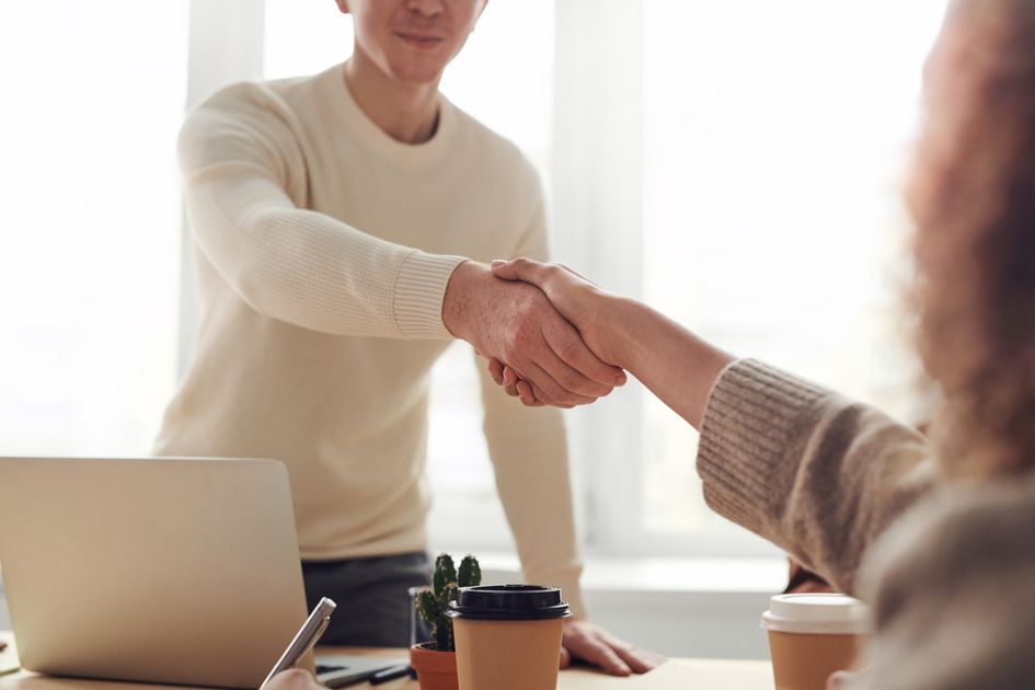 Equipo de marketing digital en España usando inteligencia artificial para captar clientes y escalar el negocio